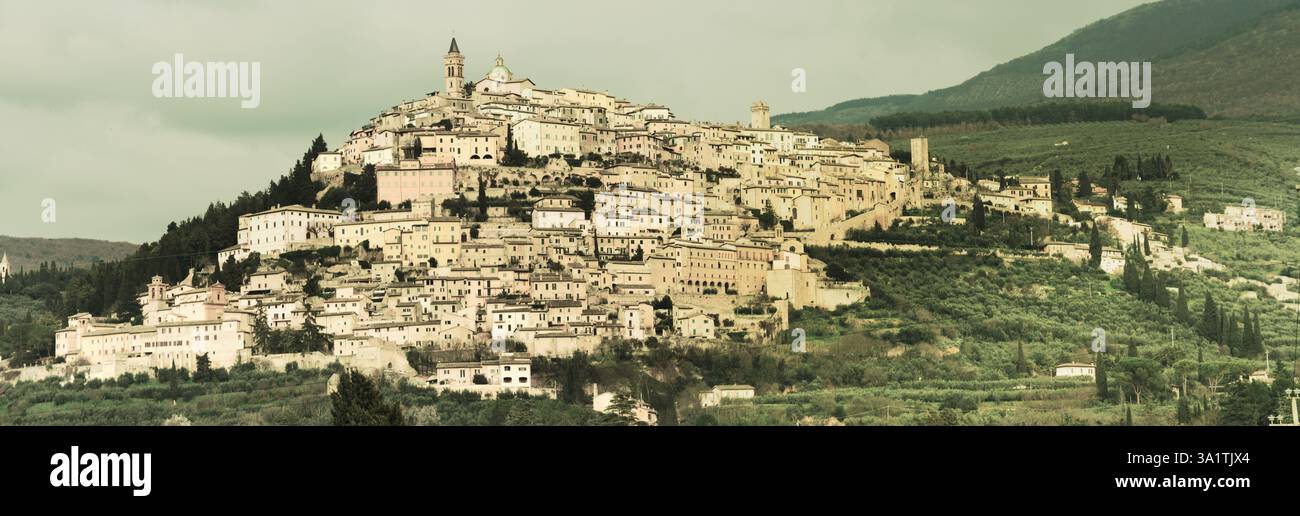 Ampio panorama dell'antico borgo italiano di Trevi, regione Umbria, Italia Foto Stock