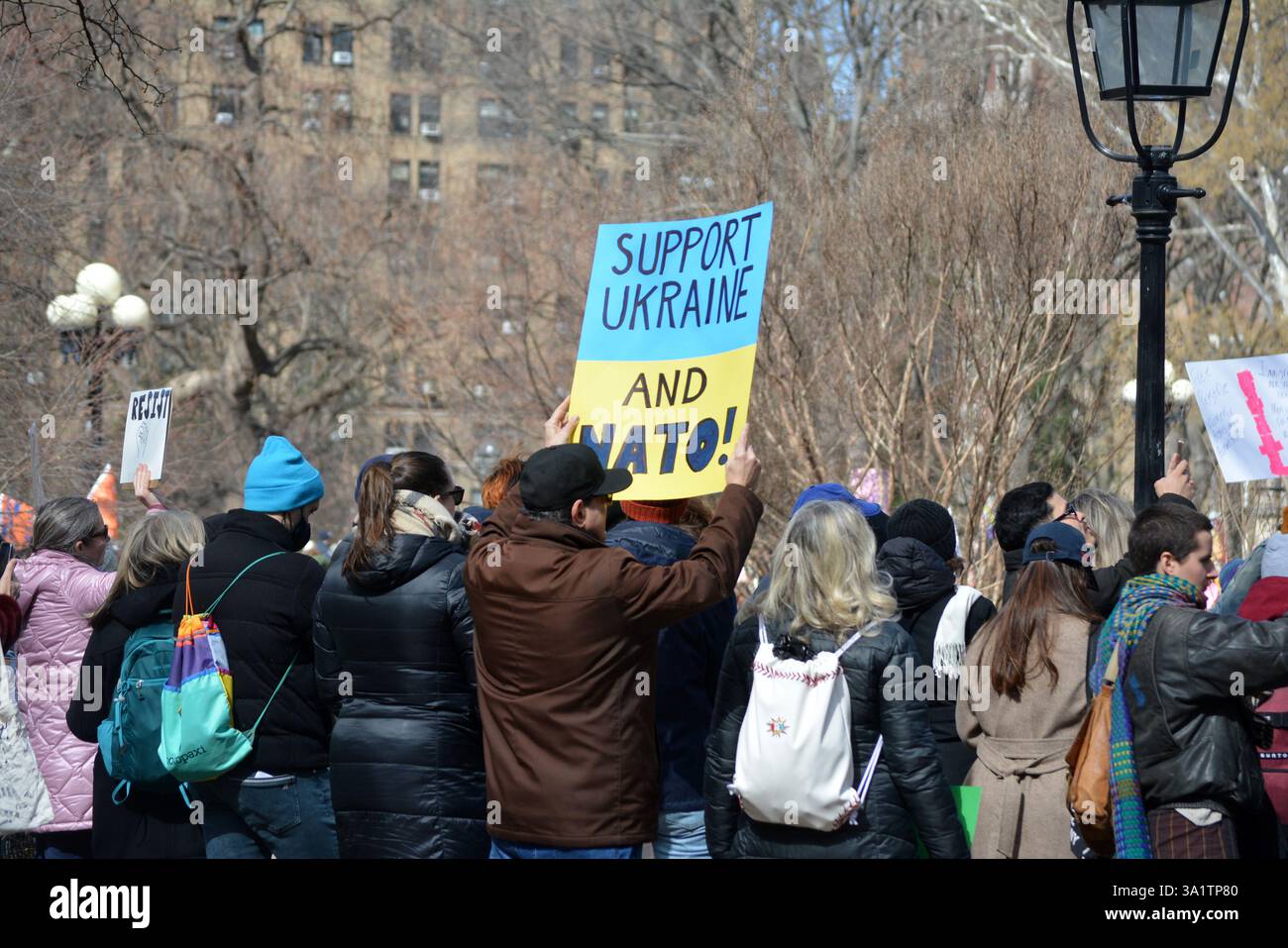Firma a sostegno dell'Ucraina a un evento della giornata internazionale della donna a Washington Square Park, Manhattan. Foto Stock