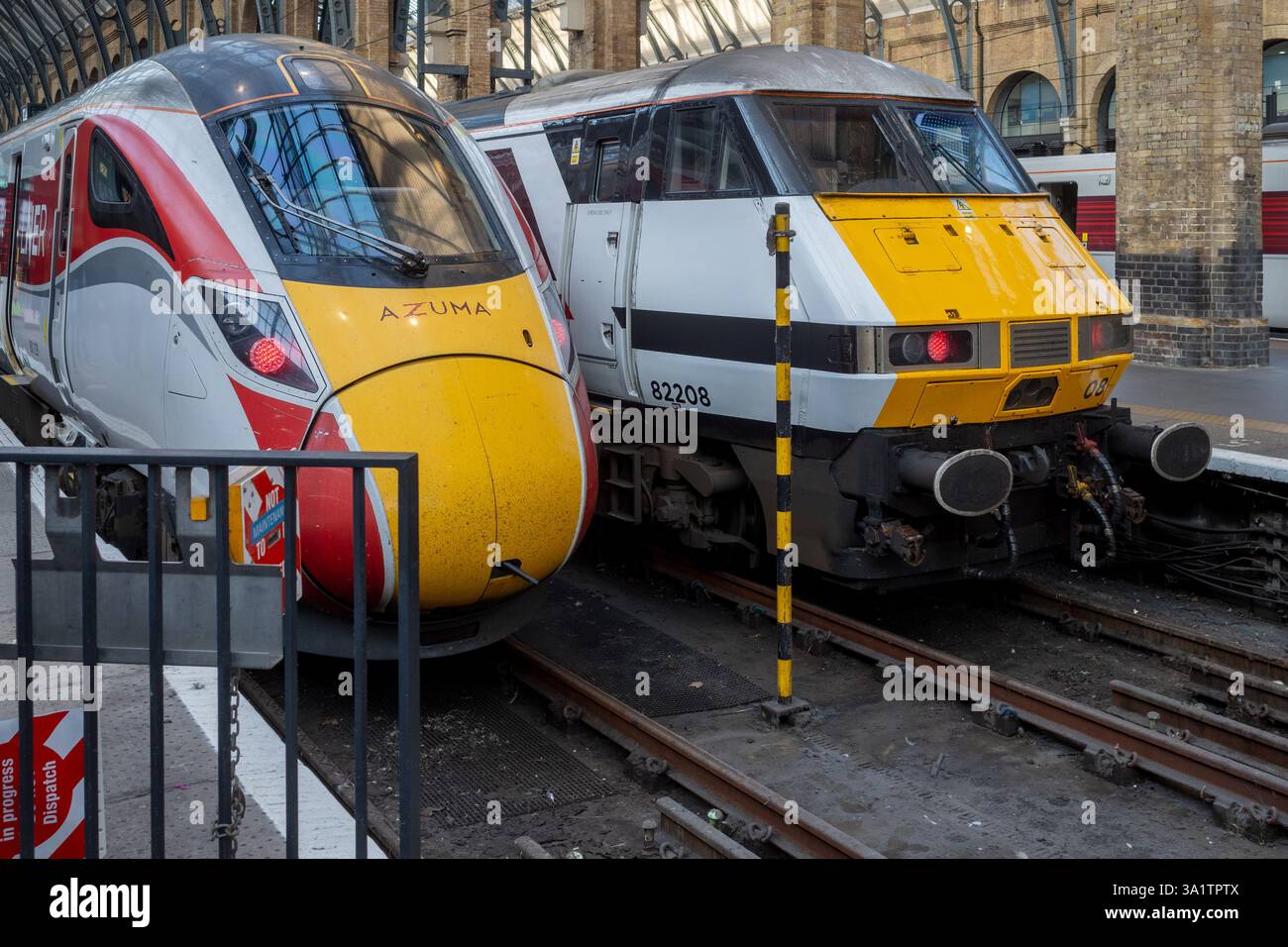 Stazione di Kings Cross a Londra. Treni LNER Azuma e LNER 225 Inter City alla stazione di Kings Cross nel centro di Londra. Foto Stock