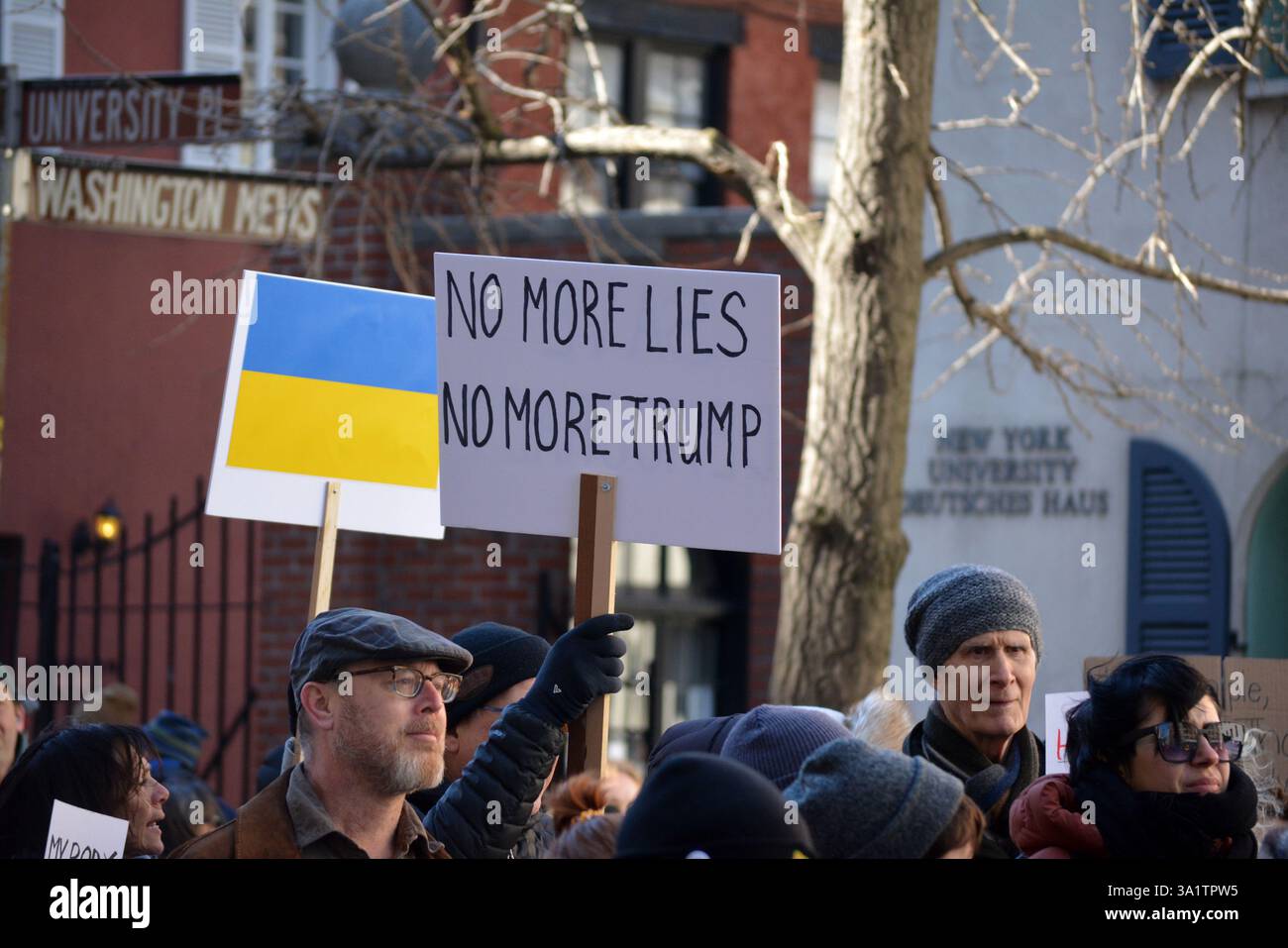 Cartelli per una marcia della giornata internazionale della donna a New York. Foto Stock