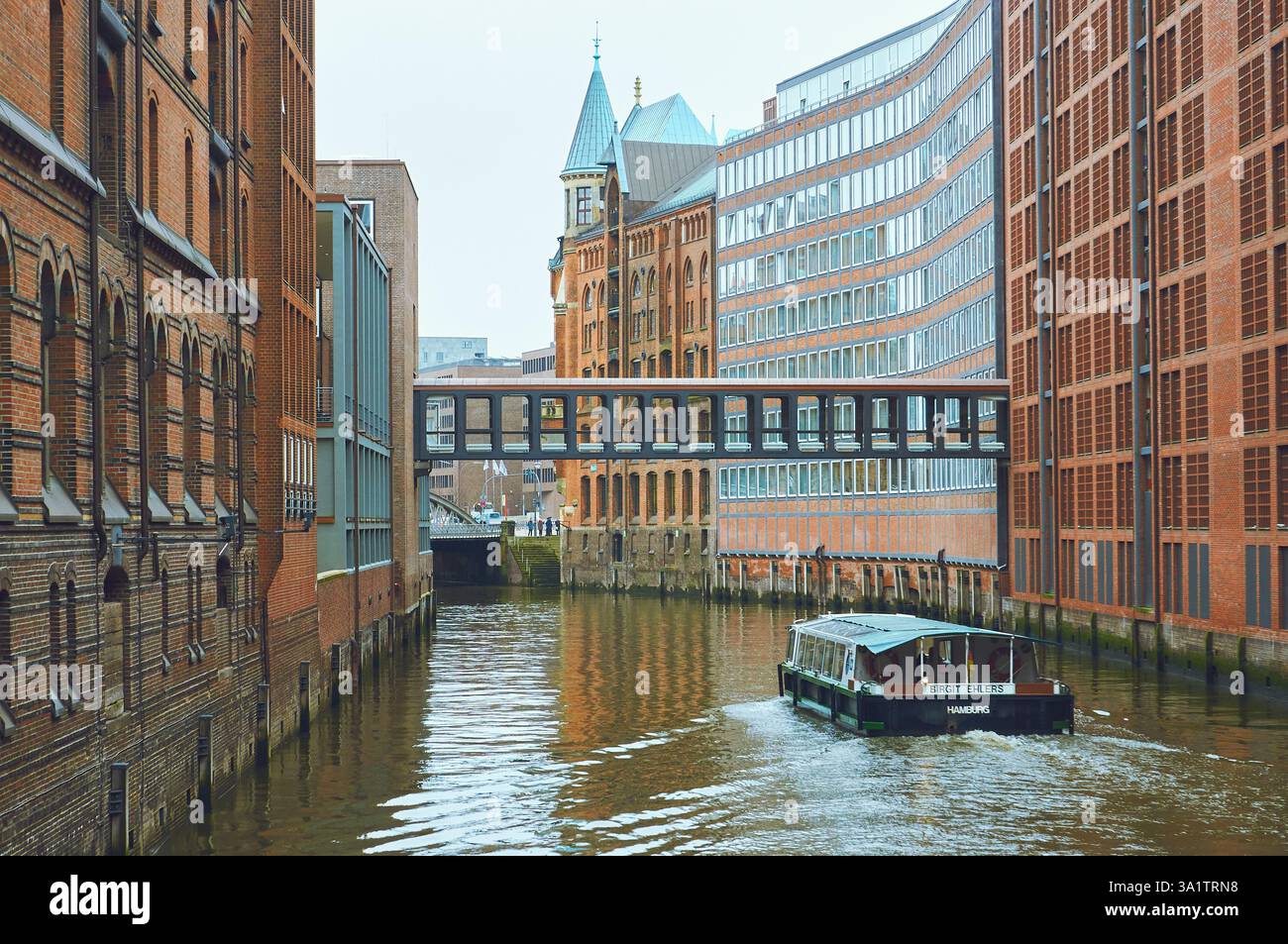 Amburgo, Germania - 12.07.2015 lo splendido quartiere Speicherstadt di Amburgo presenta edifici in mattoni, canali, un ponte e una barca Foto Stock