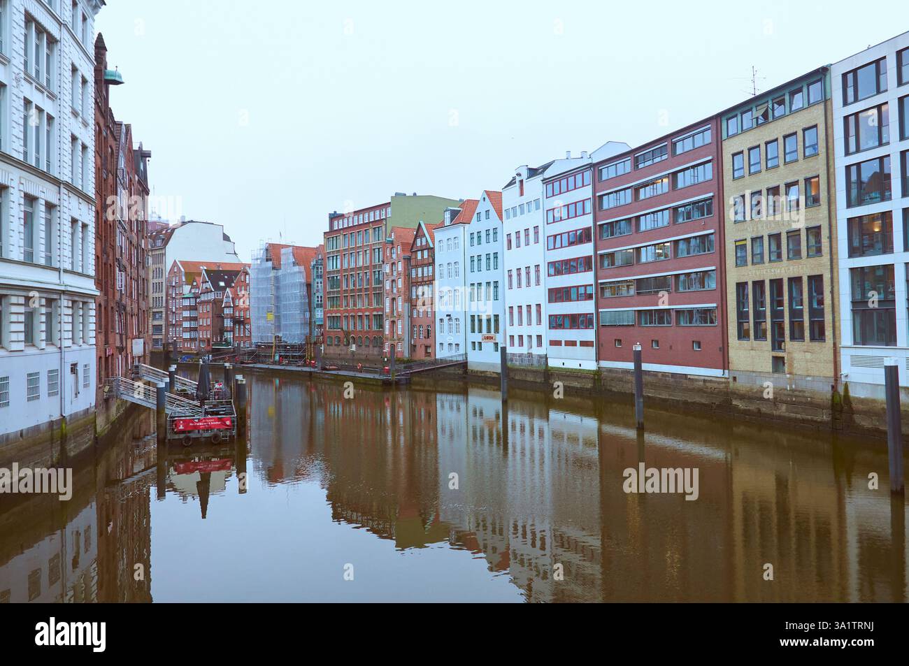 Amburgo, Germania - 12.07.2015 Un pittoresco canale di Amburgo fiancheggiato da case colorate e numerose finestre che si riflettono sull'acqua Foto Stock
