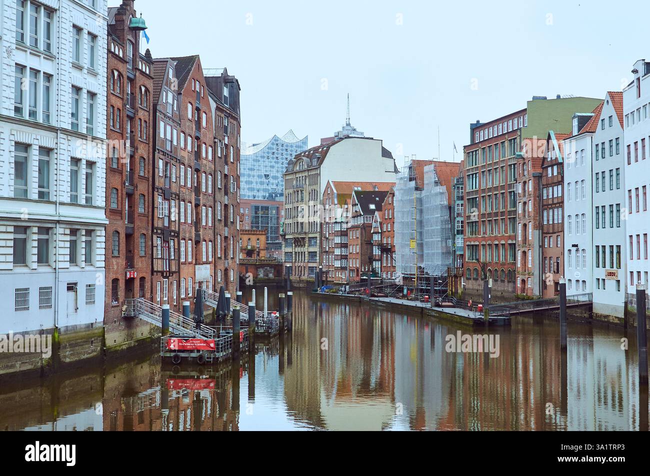 Amburgo, Germania - 12.07.2015 Un pittoresco canale di Amburgo fiancheggiato da case colorate e numerose finestre che si riflettono sull'acqua Foto Stock
