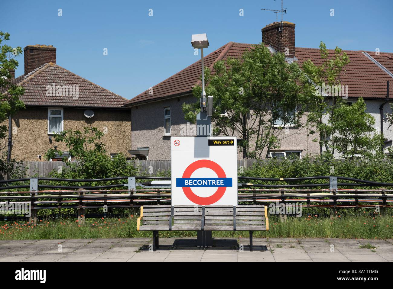 Binario della stazione di Becontree che mostra il cartello di uscita e le panchine vuote nel borgo londinese di Barking e Dagenham Foto Stock