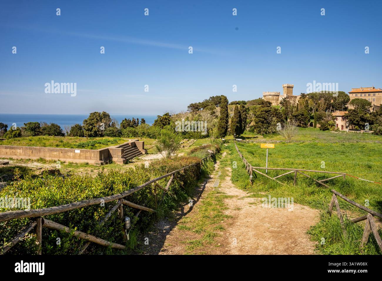 Resti di un tempio etrusco nell'Acropoli di Populonia, Parco Archeologico di Baratti e Populonia, provincia di Livorno, Toscana, Italia Foto Stock