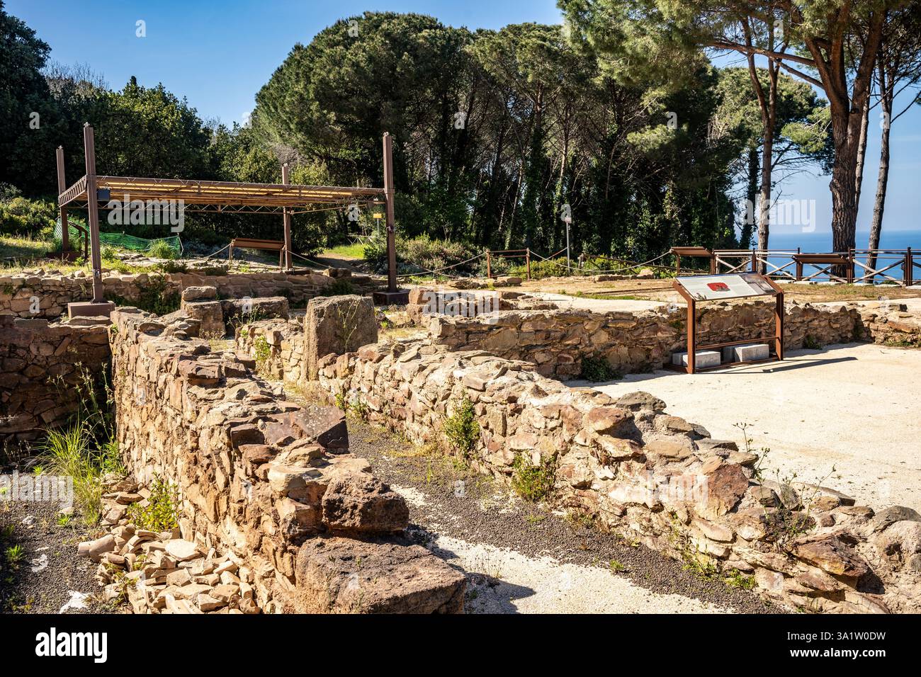 Resti di una villa etrusca nell'Acropoli di Populonia, Parco Archeologico di Baratti e Populonia, provincia di Livorno, Toscana, Italia Foto Stock