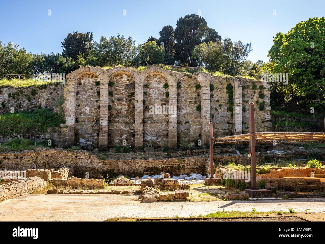 Resti di una villa etrusca nell'Acropoli di Populonia, Parco Archeologico di Baratti e Populonia, provincia di Livorno, Toscana, Italia Foto Stock