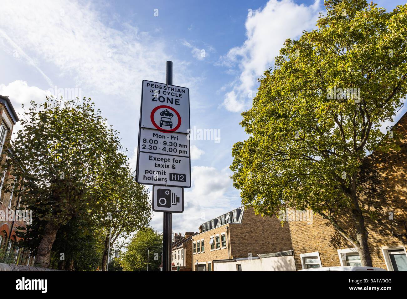 Segnaletica di limitazione del traffico in un'area residenziale Foto Stock