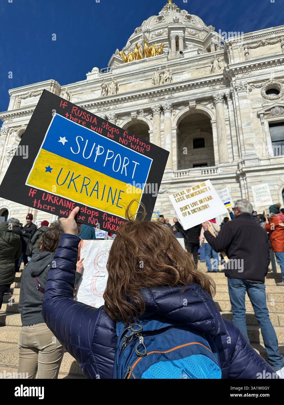 Le donne tengono il segno Ucraina alla protesta al Campidoglio - Immagine stock catturata con smartphone