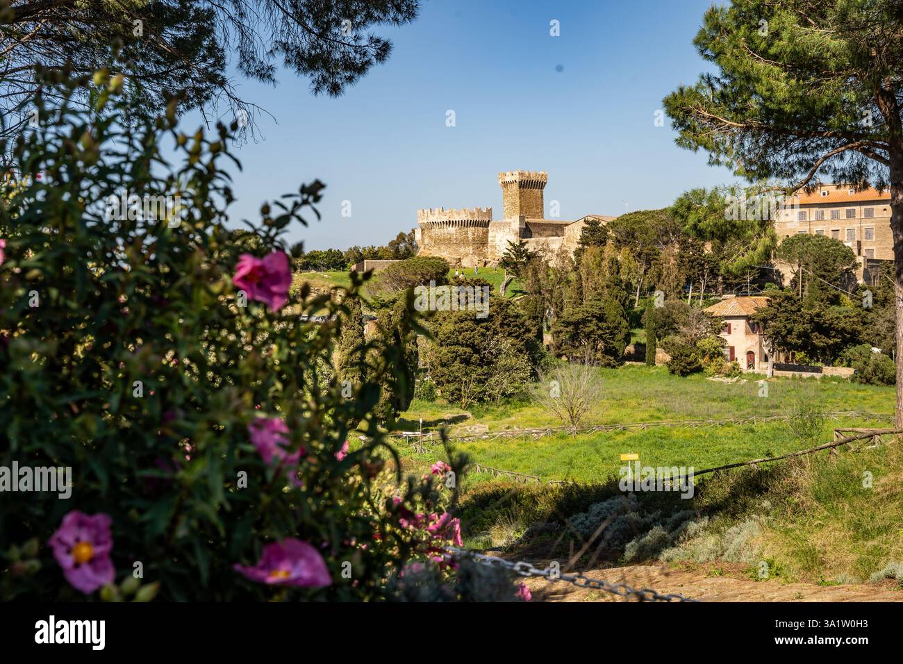 Vista del castello medievale di Populonia vista dall'Acropoli nel Parco Archeologico di Baratti e Populonia, provincia di Livorno, Toscana, Italia Foto Stock