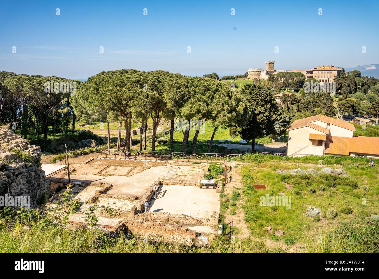 Resti di una villa etrusca nell'Acropoli di Populonia, Parco Archeologico di Baratti e Populonia, provincia di Livorno, Toscana, Italia Foto Stock