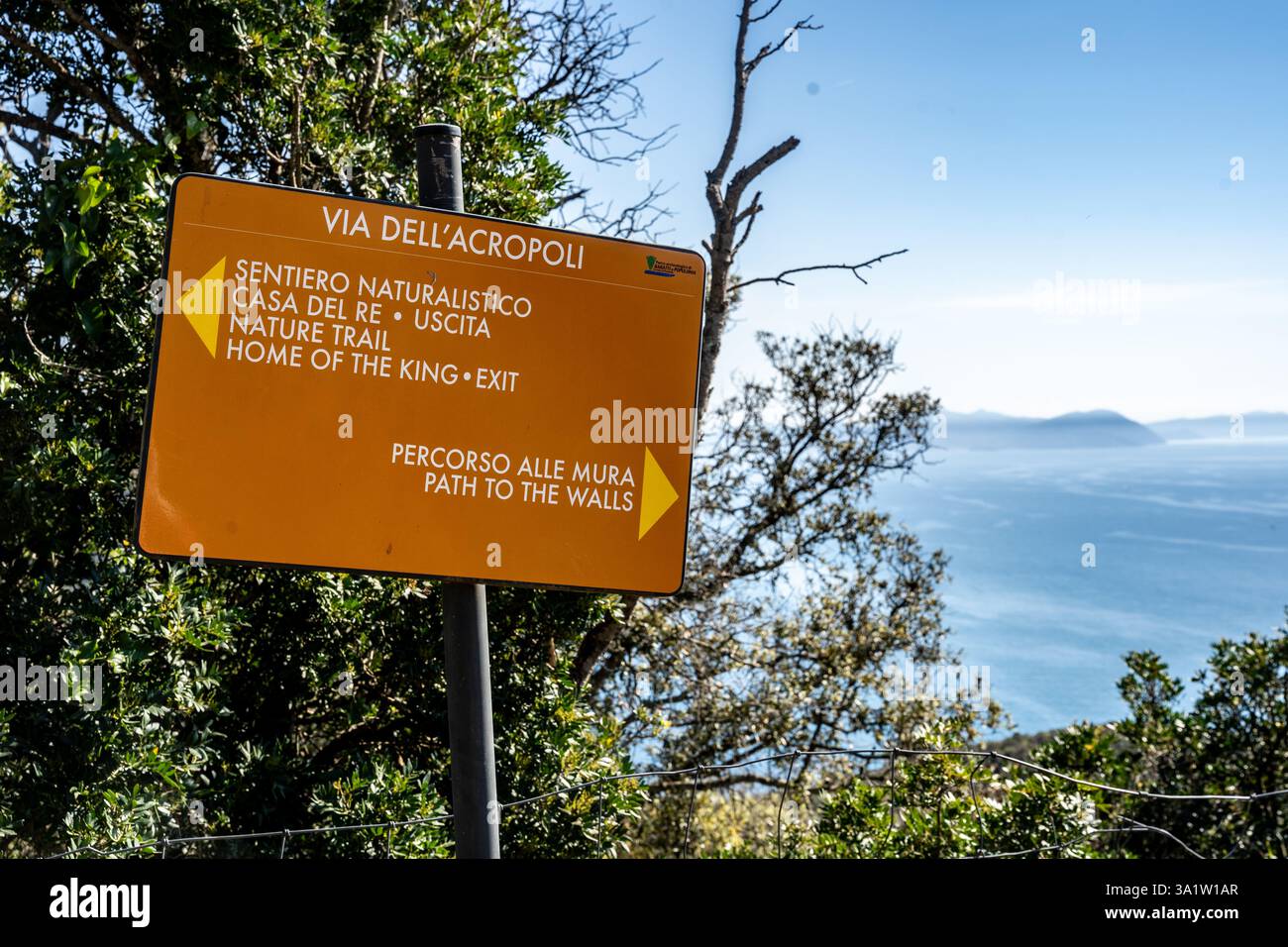 Cartellone direzionale indicante il Sentiero dell'Acropoli (via dell'Acropoli) nel Parco Archeologico di Baratti e Populonia, provincia di Livorno, Toscana, Foto Stock