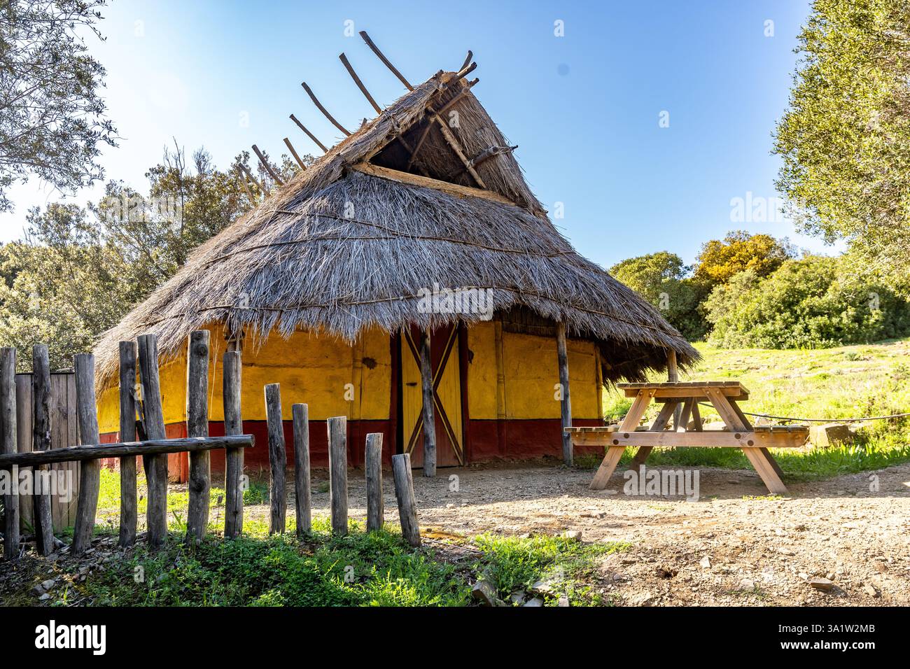 Antica capanna riprodotta chiamata Casa del Re nell'Acropoli di Populonia, Parco Archeologico di Baratti e Populonia, Toscana, Italia Foto Stock
