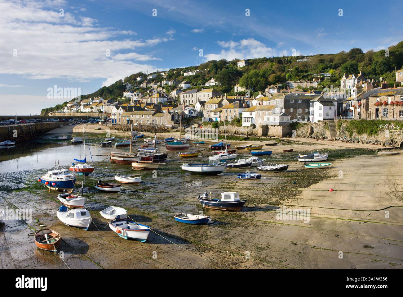 Vista sul villaggio di Mousehole e sul porto con la bassa marea in una giornata di sole, Mousehole, Cornovaglia, Inghilterra. Autunno (ottobre) 2009 Foto Stock