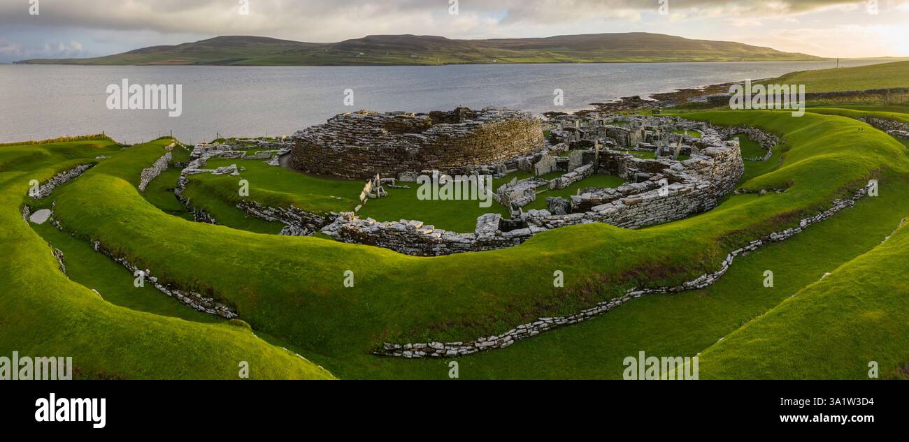 Il Broch of Gurness, un insediamento dell'età del ferro sulla terraferma, Isole Orcadi, Scozia. Autunno (ottobre) 2022. Foto Stock