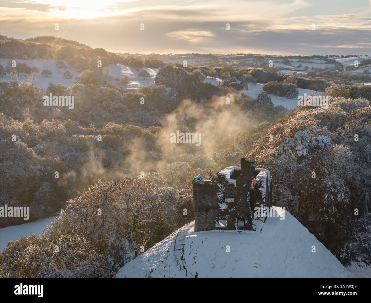 Vista aerea del castello di Okehampton nella neve, Devon, Inghilterra. Autunno (novembre) 2024. Foto Stock