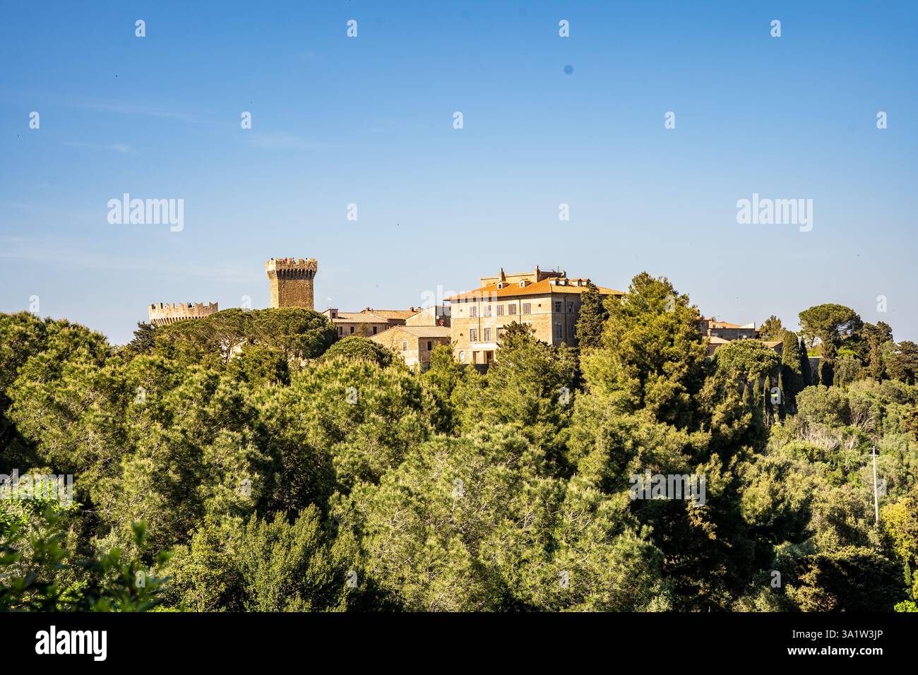 Vista del castello medievale di Populonia vista dall'Acropoli nel Parco Archeologico di Baratti e Populonia, provincia di Livorno, Toscana, Italia Foto Stock