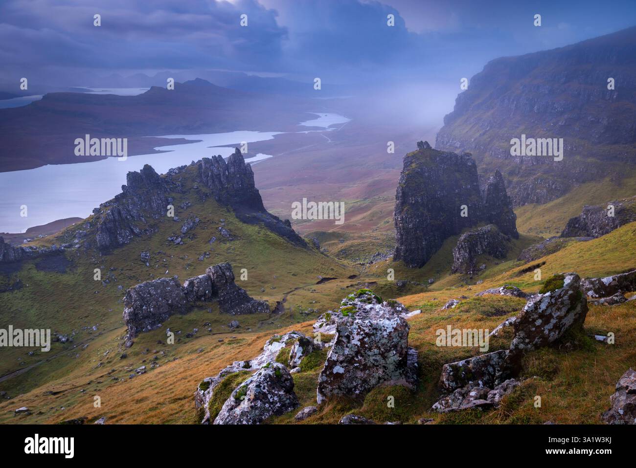 Suggestivo paesaggio montano sull'isola di Skye, in Scozia. Foto Stock