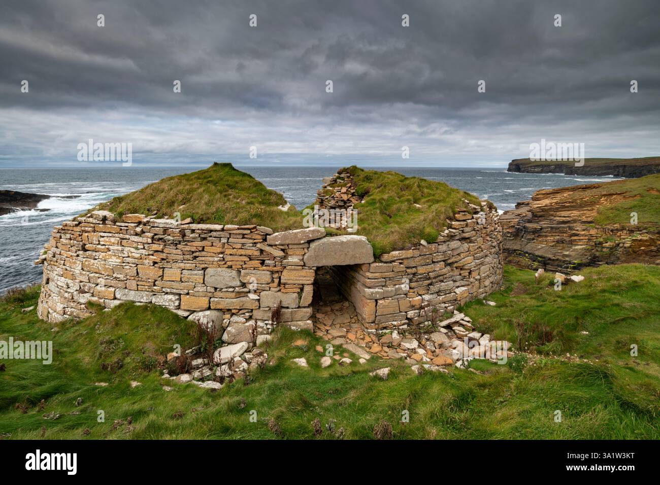 Iron Age Broch di Borwick sulle scogliere vicino a Yesnaby sulle Isole Orcadi, Scozia. Autunno (settembre) 2022. Foto Stock