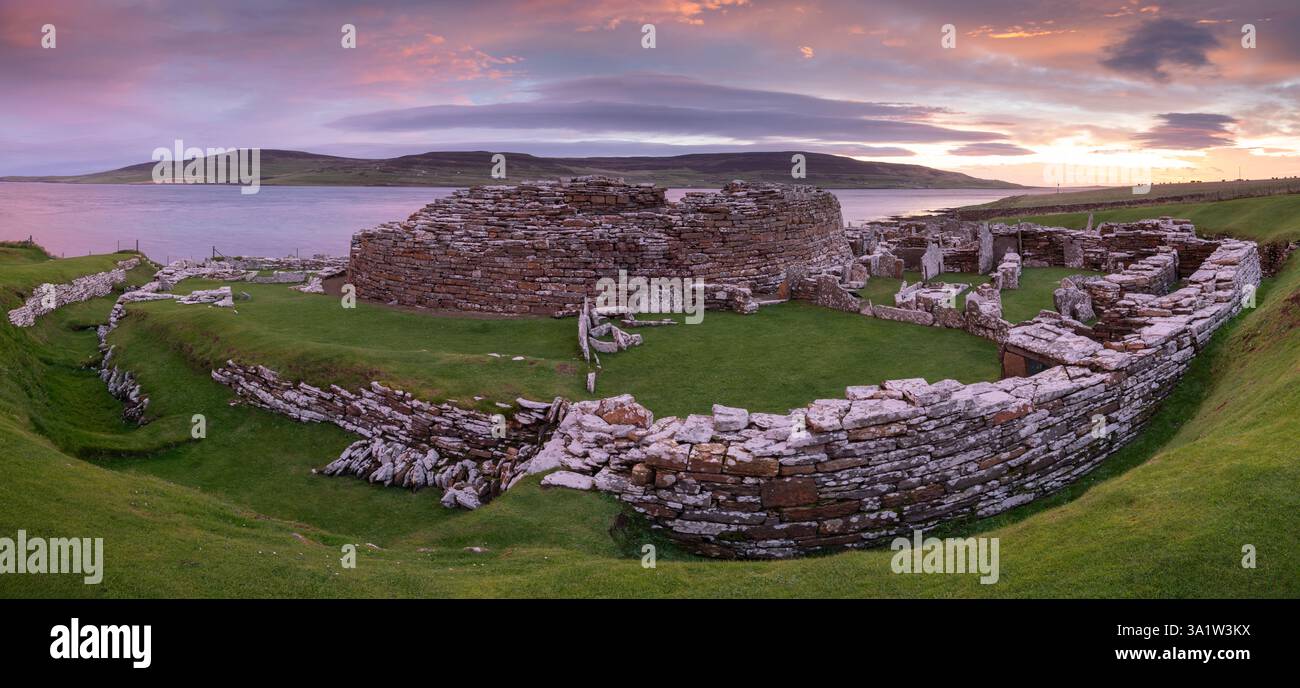 Alba sul Broch of Gurness, un insediamento dell'età del ferro a Mainland, nelle Orcadi, in Scozia. Autunno (ottobre) 2022. Foto Stock