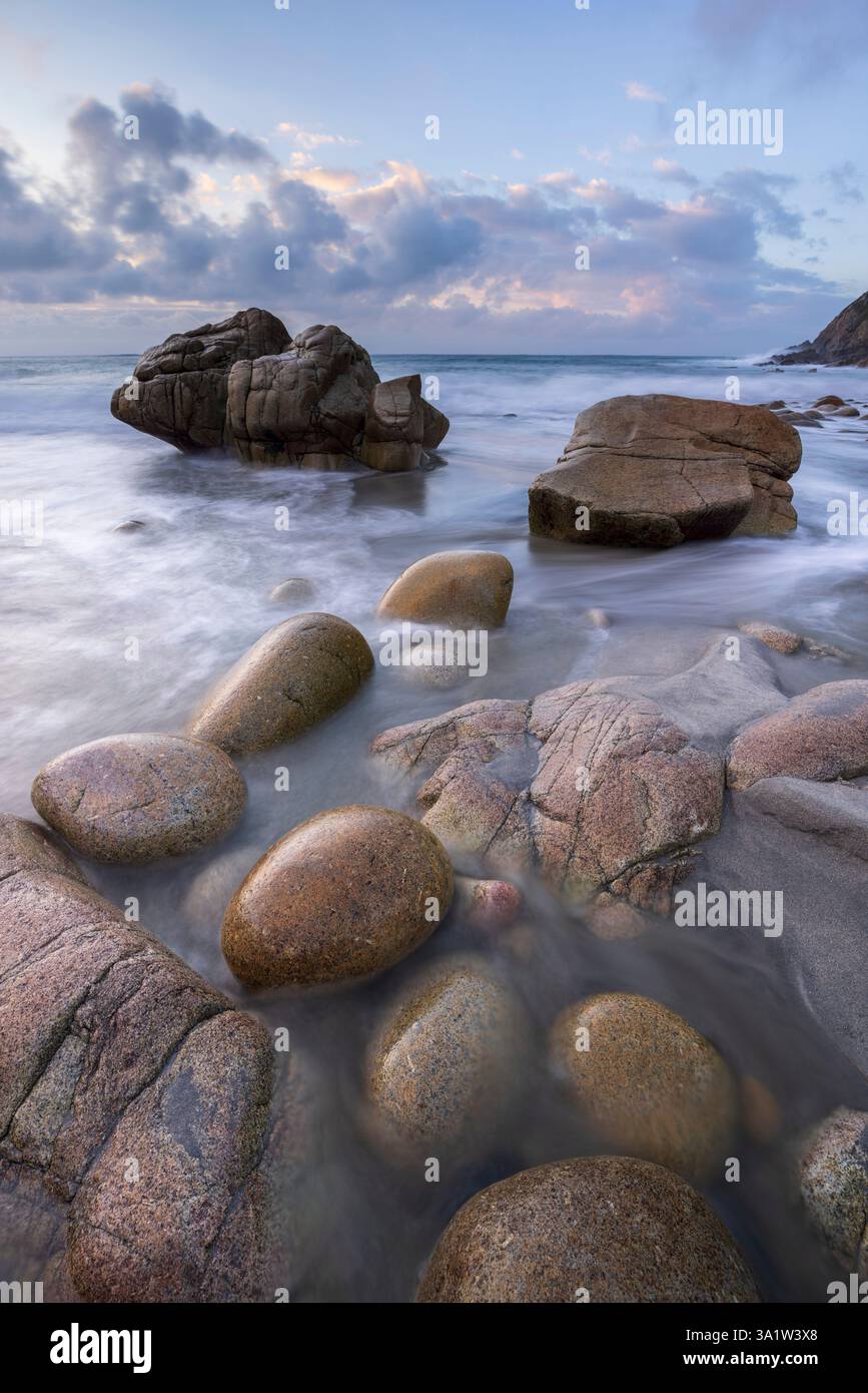 Baia di Porth Nanven nella Cot Valley, Cornovaglia, Inghilterra. Inverno (gennaio) 2025. Foto Stock