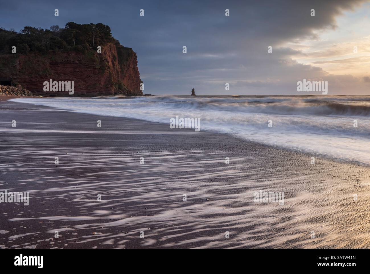 Onde che si infrangono su Holcombe Beach all'alba, Teignmouth, Devon, Inghilterra. Inverno (febbraio) 2025. Foto Stock
