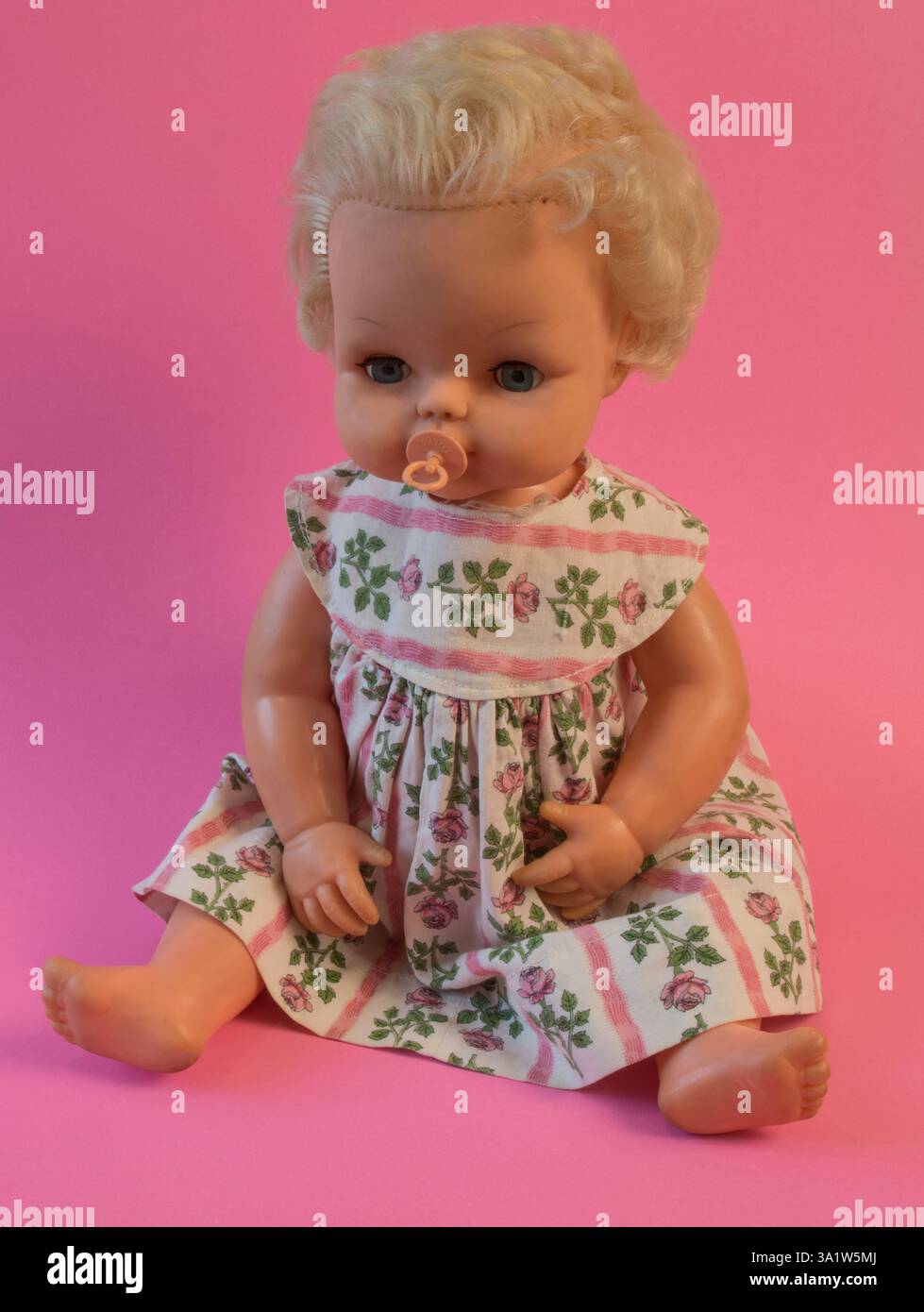 1970 bambola Tiny Tears in abito fiorito, succhietto in bocca, della società di giocattoli britannica Palitoy Foto Stock