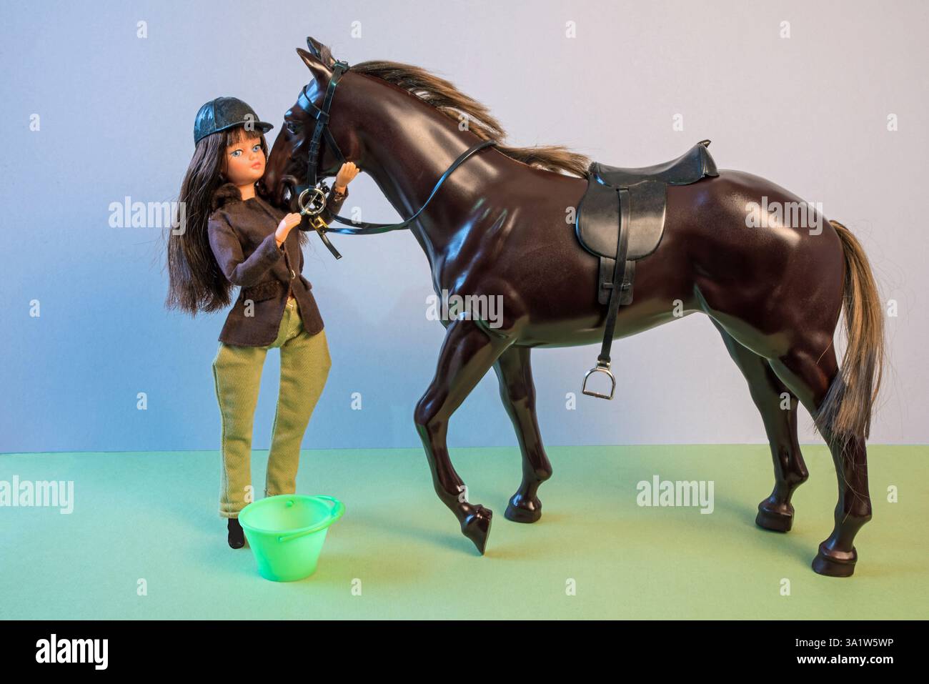 Set Action Girl Pony Rider anni '1970: Bambola Action Girl in costume da equitazione con pony e secchio di Palitoy Foto Stock
