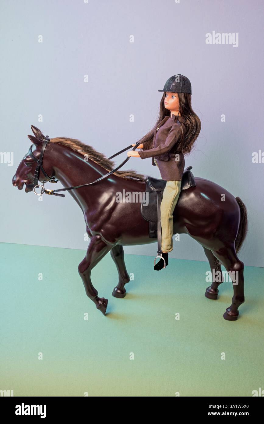 Action Girl Pony Rider anni '1970 ambientato da Palitoy: Action Girl a cavallo Foto Stock