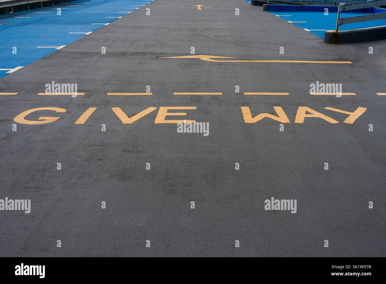 parcheggio vuoto con la via di fuga dipinta sull'asfalto Foto Stock