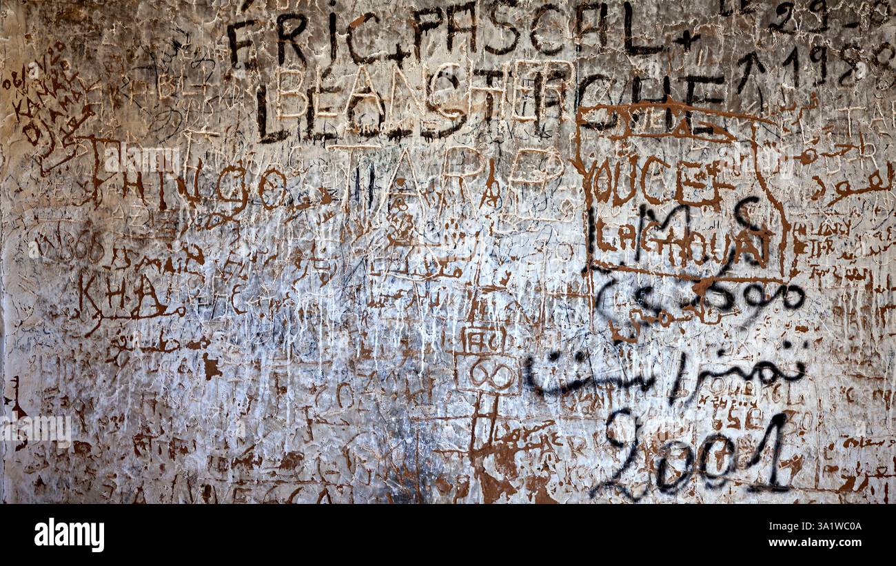 Graffiti su un muro nel deserto algerino Foto Stock