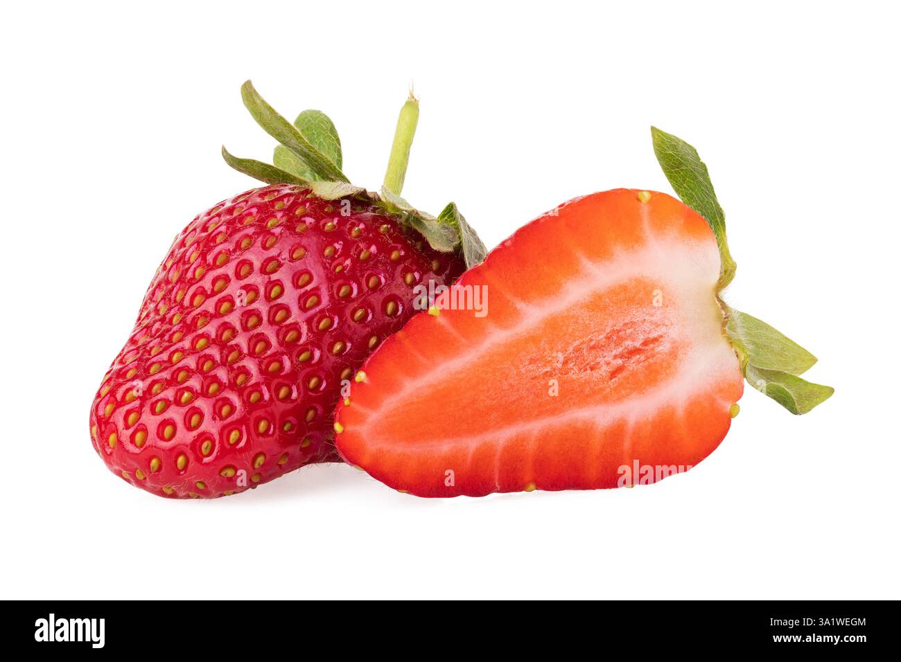 Fragole mature isolate su sfondo bianco, una bacca intera e l'altra tagliata a metà Foto Stock