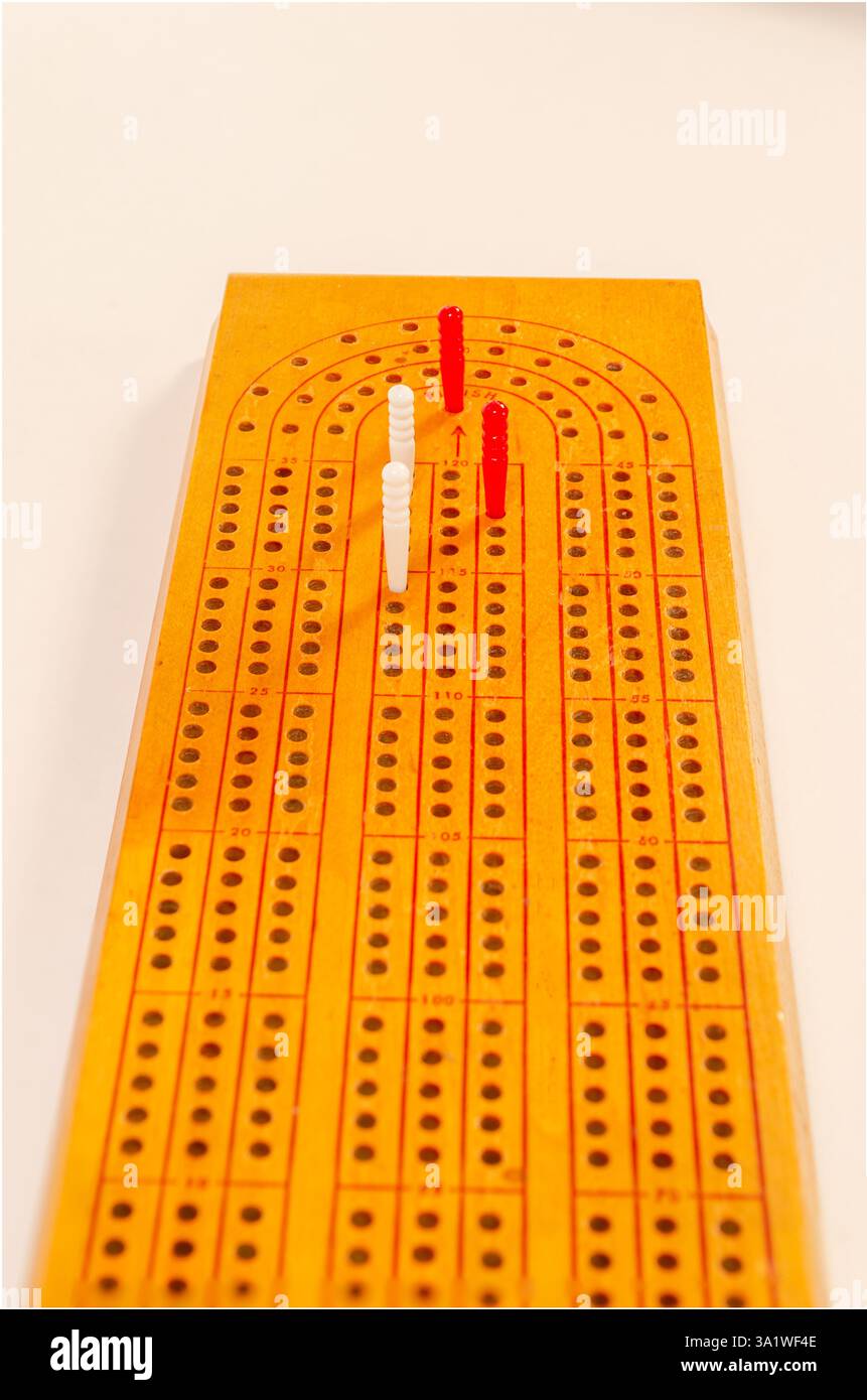 tavola di legno cribbage con pioli rossi e bianchi Foto Stock