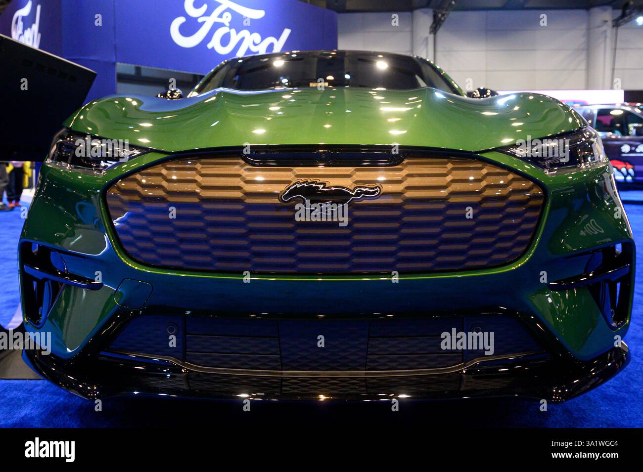 Toronto, ON, Canada - 14 febbraio 2025: 2024 Mustang Mach-e GT presentato al Canadian International AutoShow 2025. Foto Stock