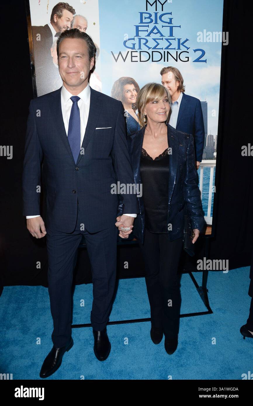 John Corbett e Bo Derek partecipano alla prima di New York "My Big Fat Greek Wedding 2" al teatro AMC Loews Lincoln Square 13 il 15 marzo 2016 a New York Foto Stock