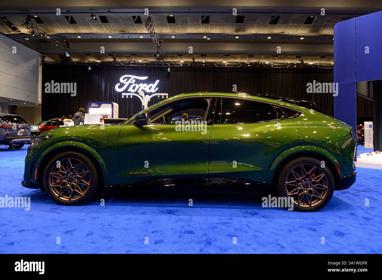 Toronto, ON, Canada - 14 febbraio 2025: 2024 Mustang Mach-e GT presentato al Canadian International AutoShow 2025. Foto Stock