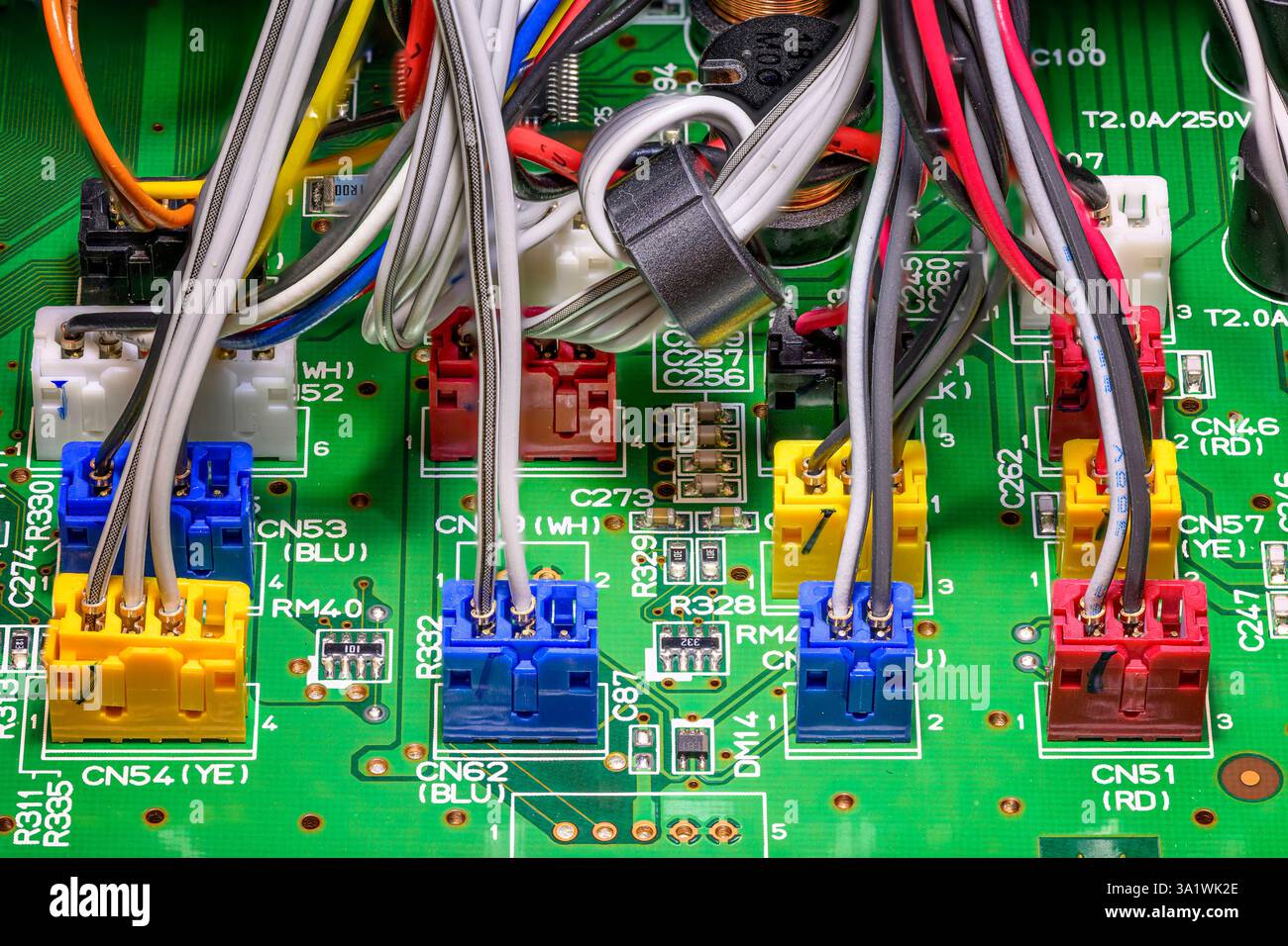 Connettori a una scheda a circuito stampato in una stampante Epson 3880. Foto Stock