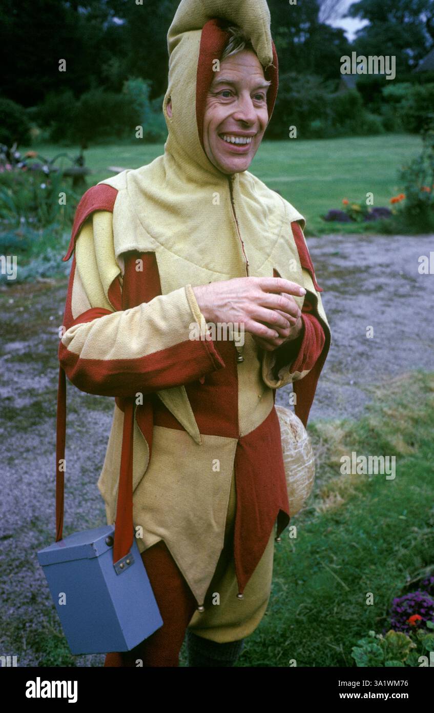 The Fool ha anche chiamato The Jester at the Abbots Bromley Horn Dance 1970s UK. Porta una vescica attaccata ad una corda e a un bastone corto, che rappresenta nel folklore inglese il Signore del malgoverno. E anche una scatola di raccolta in metallo. Staffordshire. Il 4 settembre si sveglia lunedì 1979 Inghilterra HOMER SYKES Foto Stock