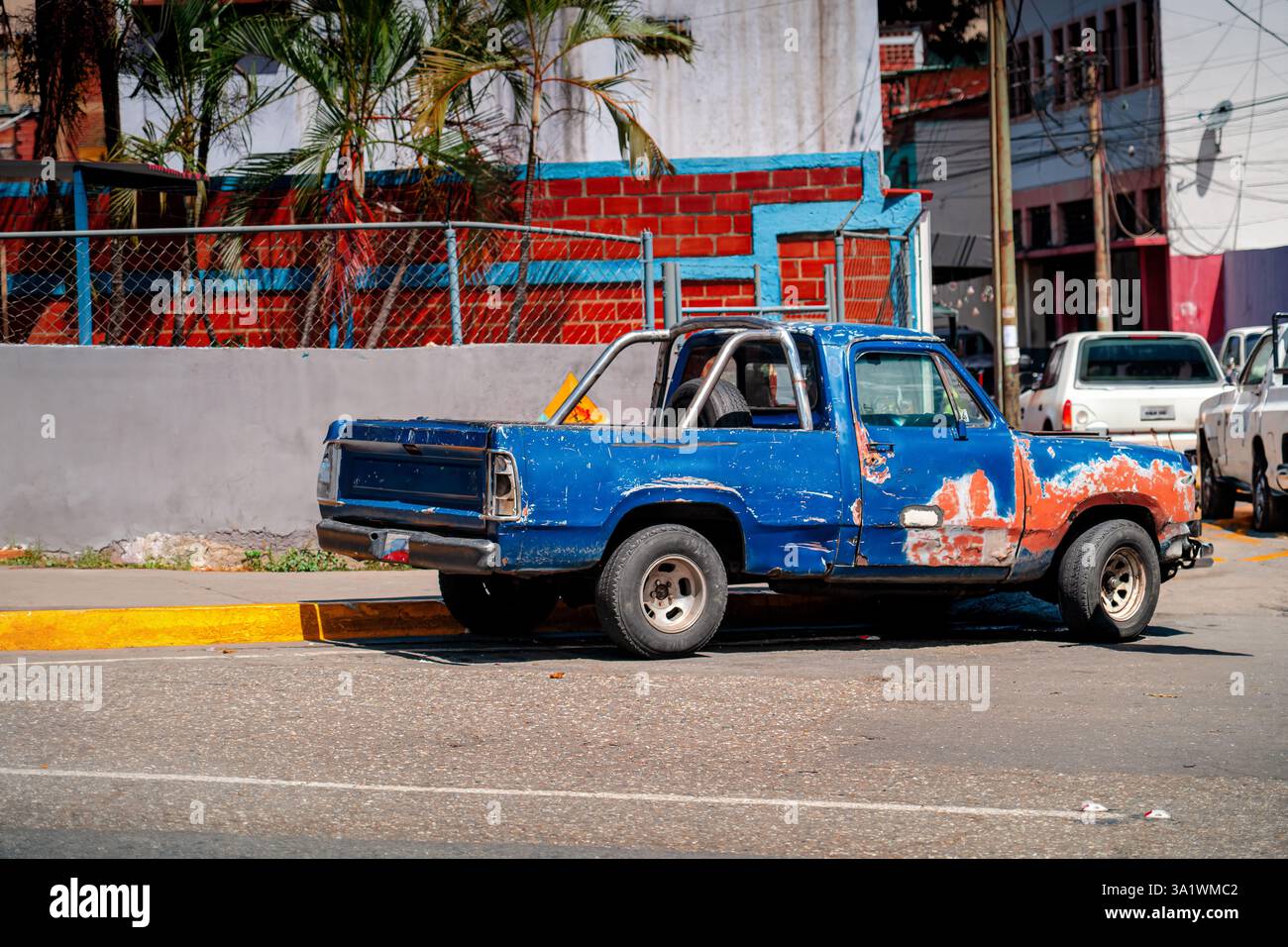 Vecchio pick-up per le strade di Caracas, la vita cittadina, il Venezuela. Città dell'America Latina. Foto Stock