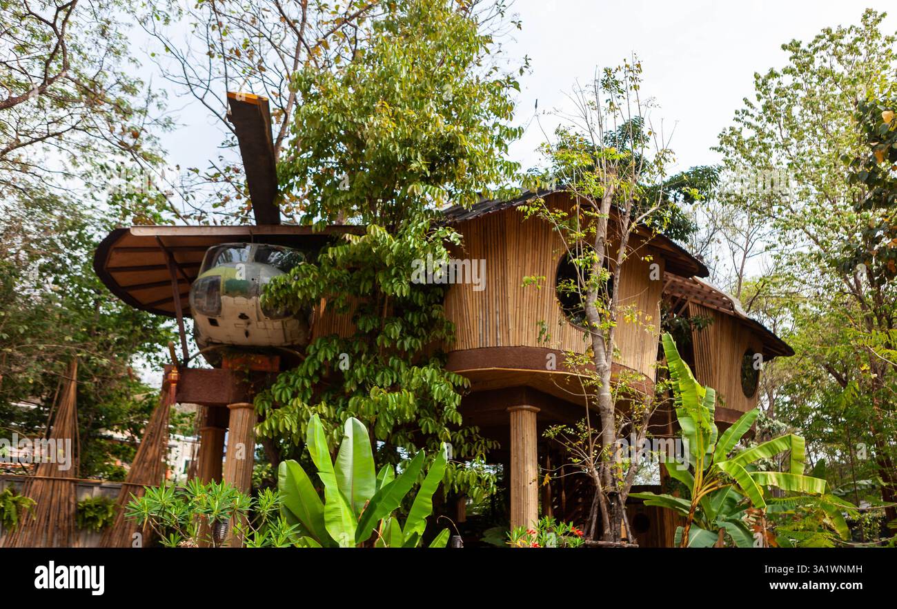Capanna con elicottero attaccato a Chiang mai, Thailandia. Insolita ed elegante palafitte con elicottero. Foto Stock