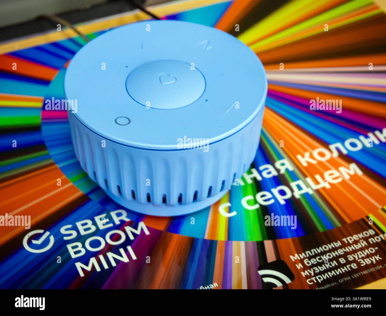 Sochi, Russia - 25 marzo 2024: Altoparlante intelligente SberBoom Mini di Sber Foto Stock