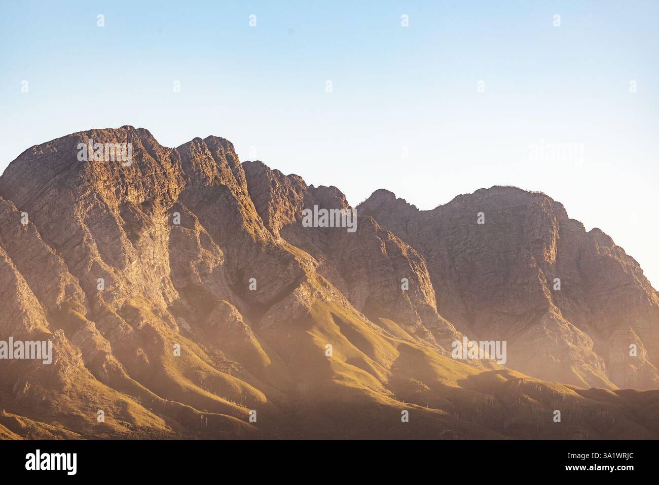 Montagne africane al tramonto. Il paesaggio naturale dell'ora d'oro Foto Stock