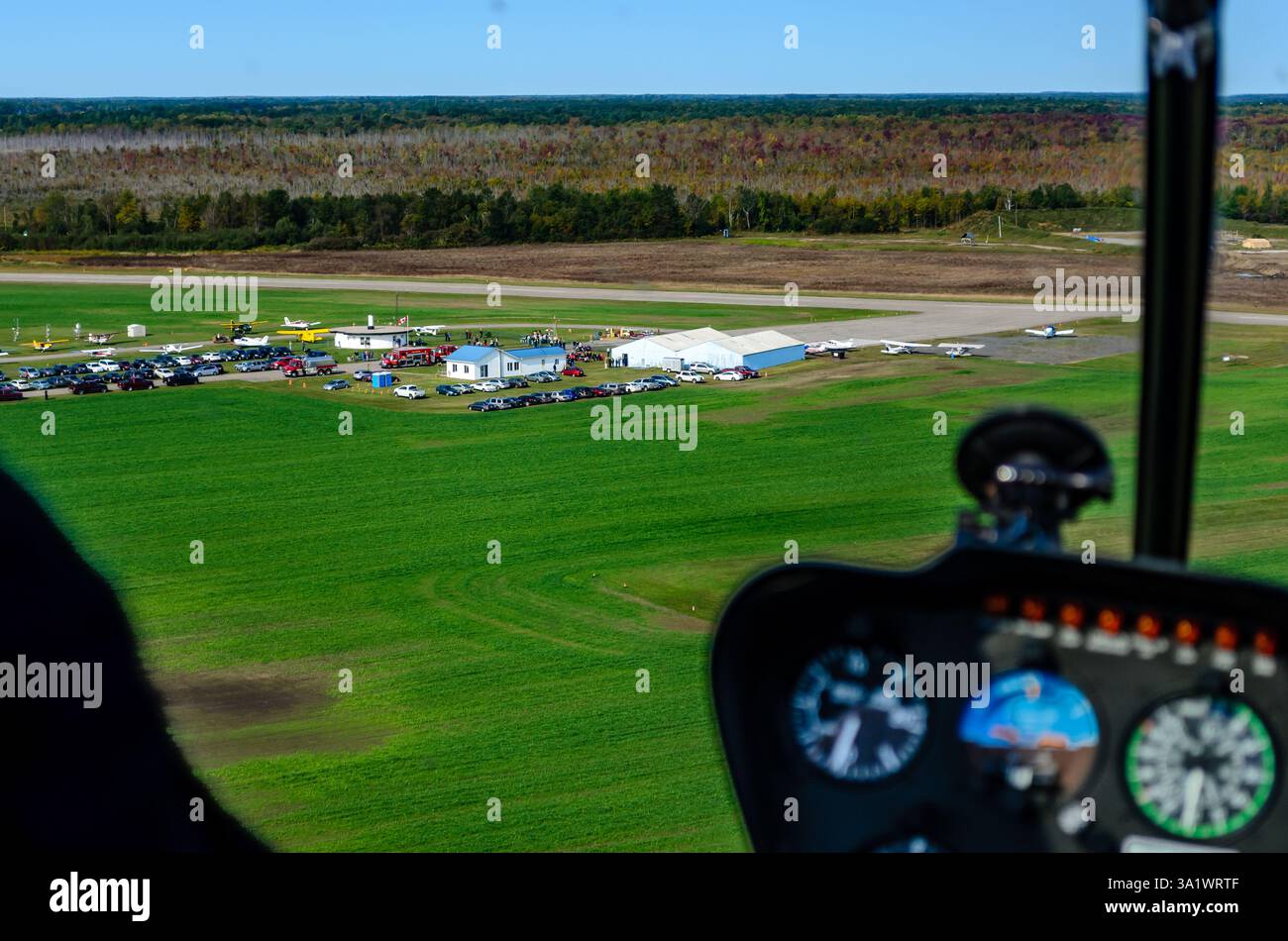 Vista interna dall'atterraggio in elicottero all'aeroporto regionale di Brockville, con gabbie fuori fuoco e aeroporto in primo piano. Foto Stock