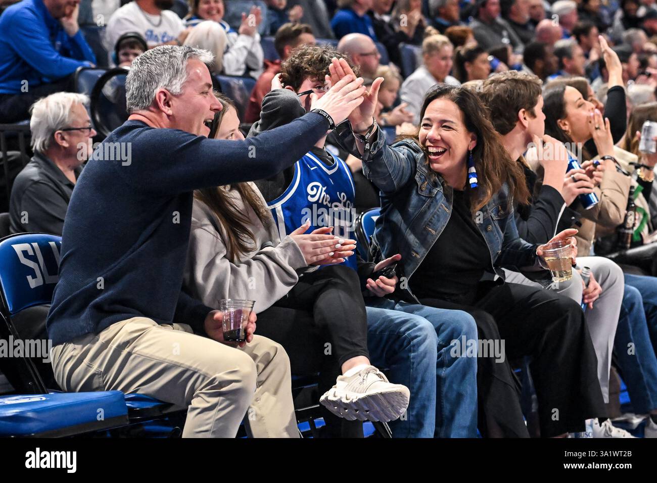 8 MARZO 2025: I tifosi celebrano quando Saint Louis lega la partita alla fine del secondo tempo in una partita di stagione regolare dove i Duquesne Dukes visitarono i Saint Louis Billikens. Tenuto alla Chaifetz Arena di St. Louis, Missouri, sabato 8 marzo 2025 Richard Ulreich/CSM/Sipa USA (Credit Image: © Richard Ulreich/Cal Sport Media/Sipa USA) (Credit Image: © Richard Ulreich/Cal Sport Media/Sipa USA) Credit: SIPA US/Alamy Live News Foto Stock