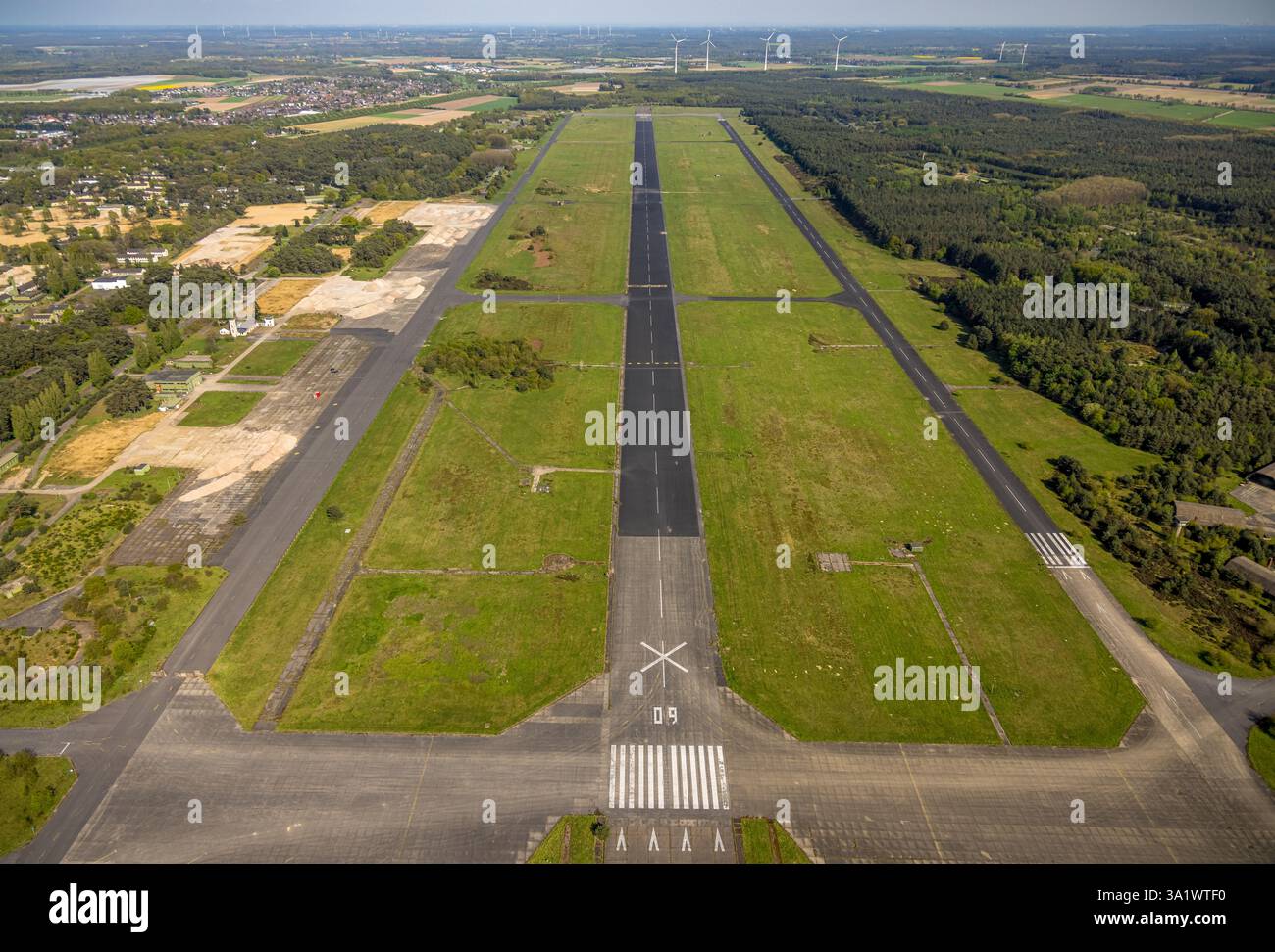 Vista aerea, ex aeroporto militare di Niederkrüchten-Elmpt, aeroporto al confine tedesco-olandese, area forestale di Elmpter Wald, acquistato da Verdion pr Foto Stock
