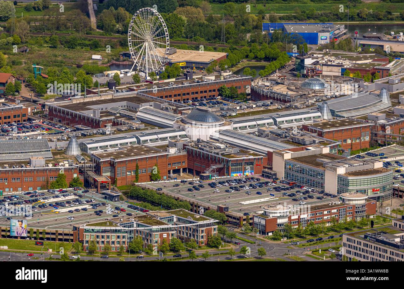 Vista aerea, centro commerciale Westfield Centro con ruota panoramica, Borbeck, Oberhausen, regione della Ruhr, Renania settentrionale-Vestfalia, Germania Foto Stock