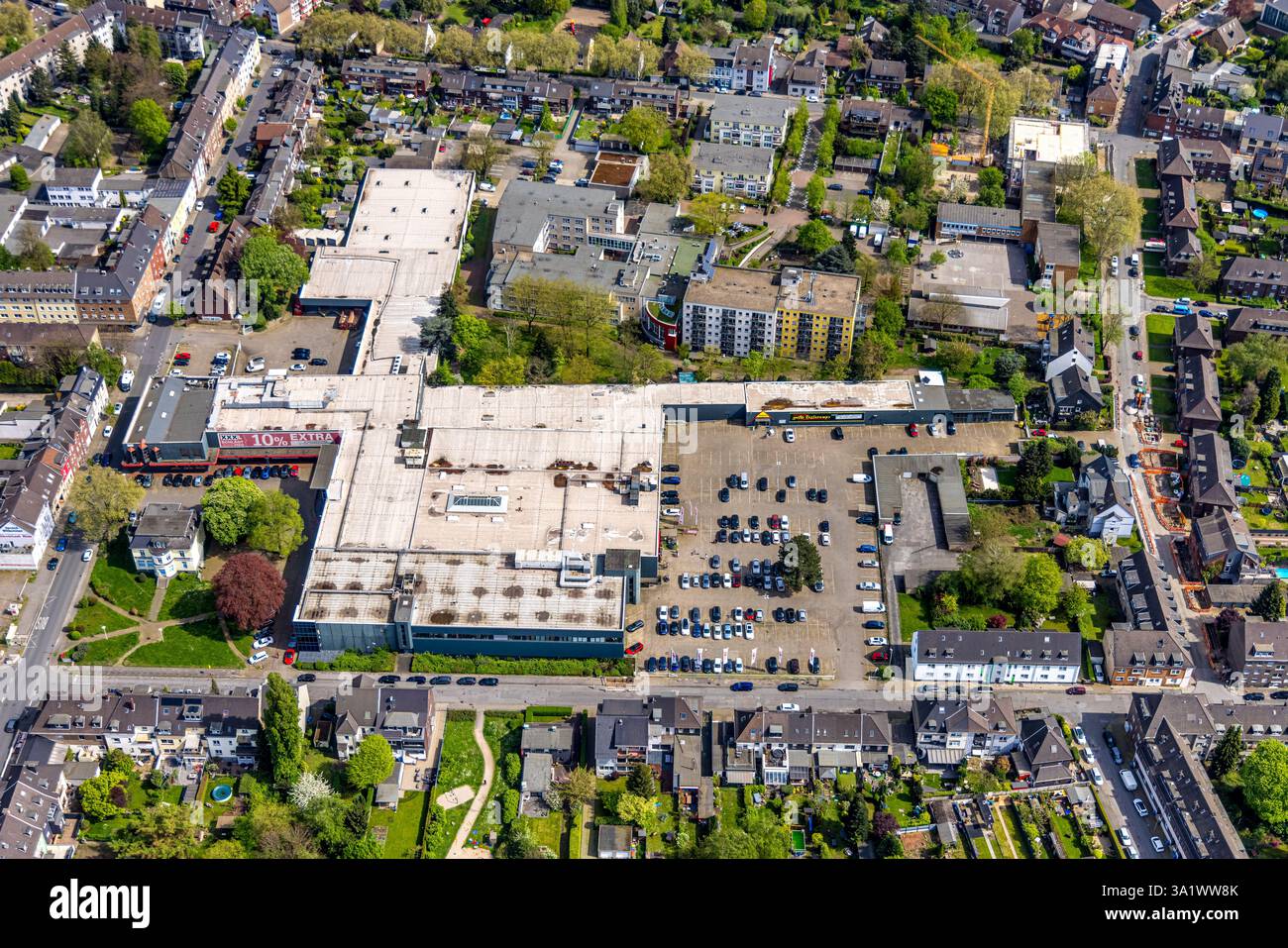Vista aerea, XXXLutz Rück Oberhausen negozio di mobili con parcheggio, Abendfrieden Service GmbH Seniorenzentrum, Schlad, Oberhausen, zona della Ruhr, nord Foto Stock
