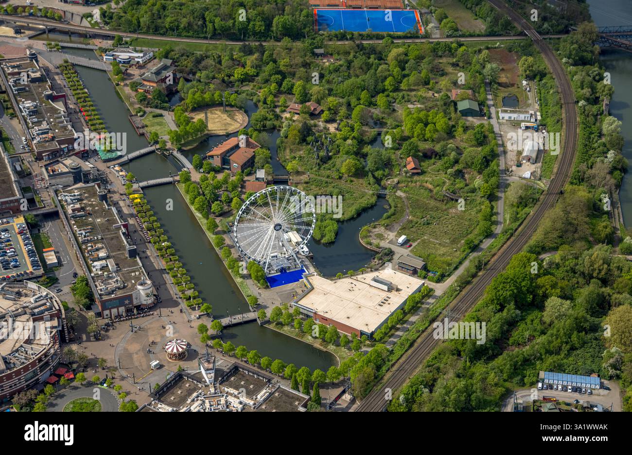 Vista aerea, centro commerciale Westfield Centro Neue Mitte, Centro Promenade con parco verde e ruota panoramica con Legoland, linea ferroviaria, Borbeck, OBE Foto Stock
