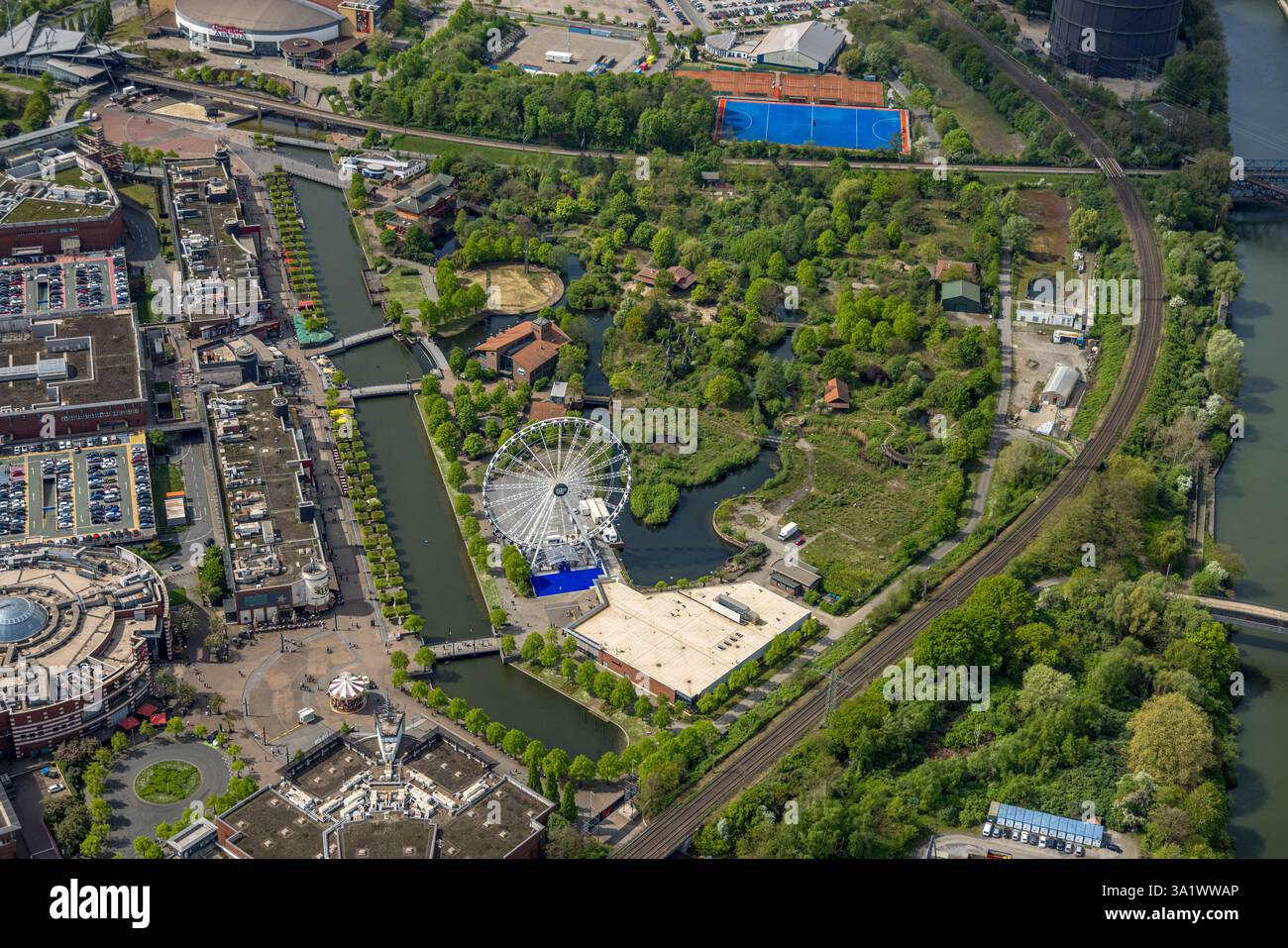 Vista aerea, centro commerciale Westfield Centro Neue Mitte, Centro Promenade con parco verde e ruota panoramica con Legoland, linea ferroviaria, Borbeck, OBE Foto Stock