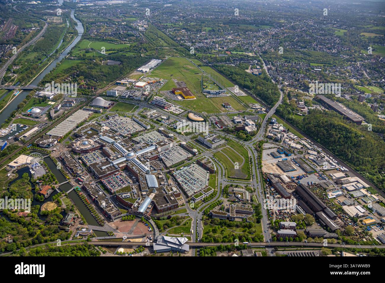 Vista aerea, centro commerciale Westfield Centro a forma di stella, vista generale di Neue Mitte sul canale Reno-Herne con il fiume Emscher e la superstrada A42, pro Foto Stock
